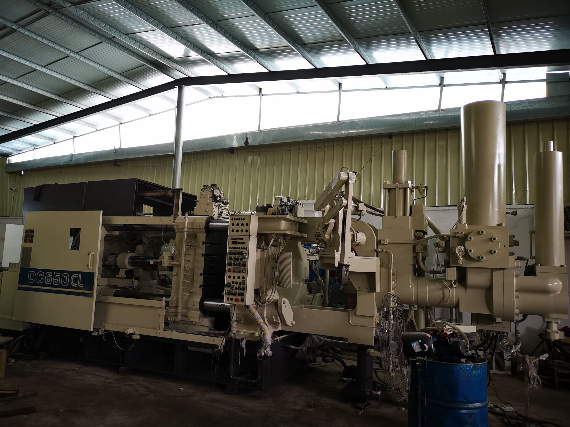 东芝压铸机_压铸机工厂转让东芝原装650吨双抽杆精密高配压铸机