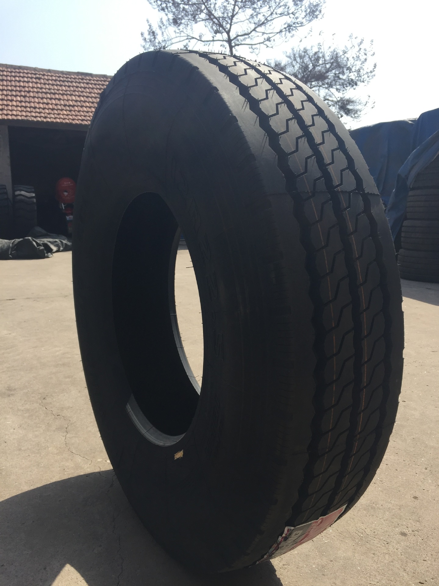 半挂轮胎 新三线13r22.5真空胎 耐磨 12r22.5正品 低价大量处理