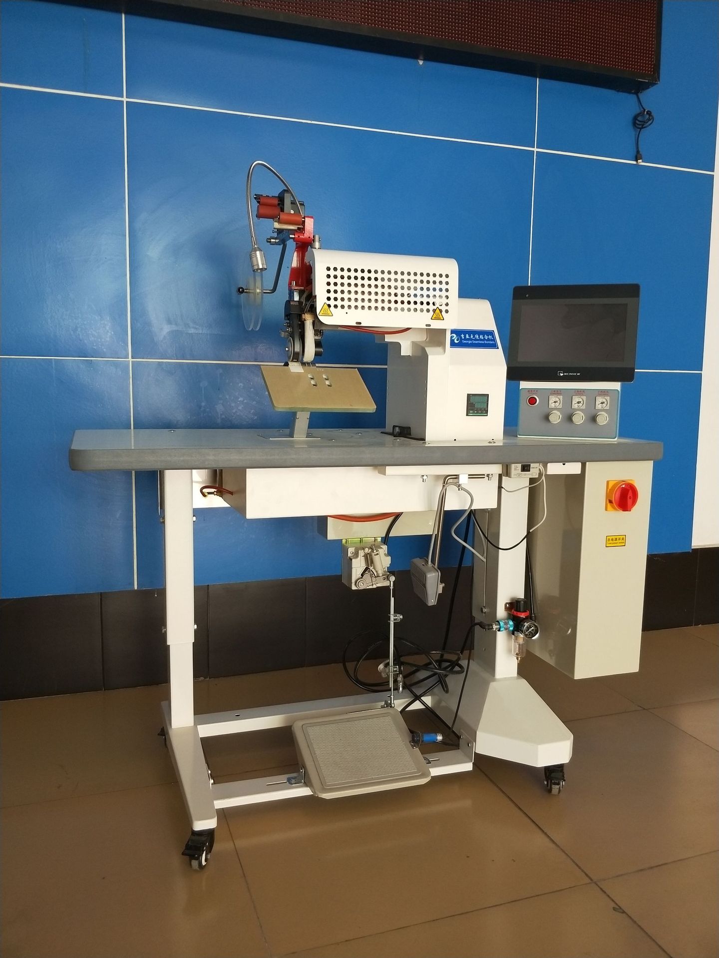 东莞吉亚无缝运动鞋双面贴条机器,上胶机无缝设备专家