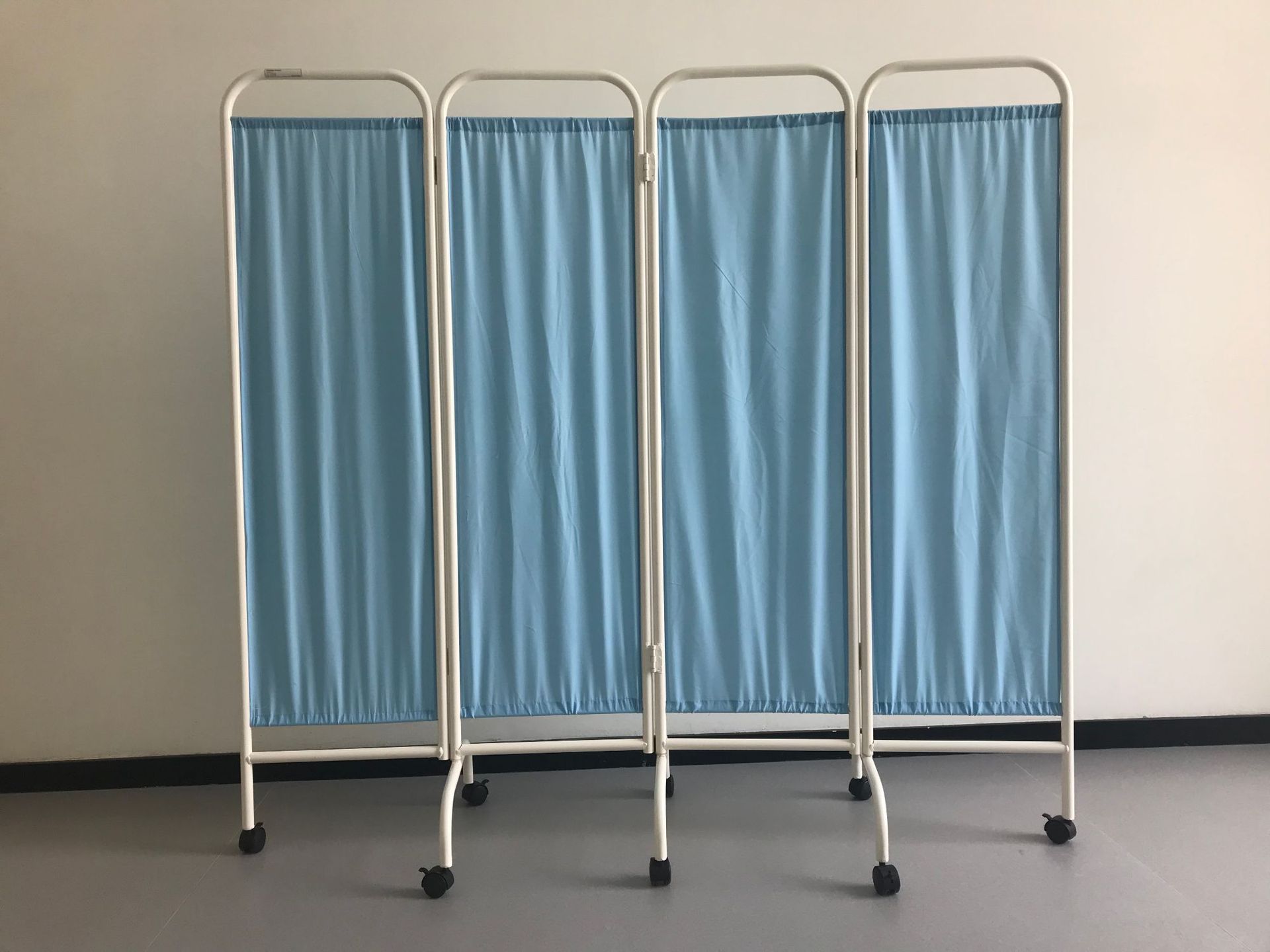 钢制喷塑四折屏风医院检查室诊断室办公室会所用带轮推拉屏风隔断