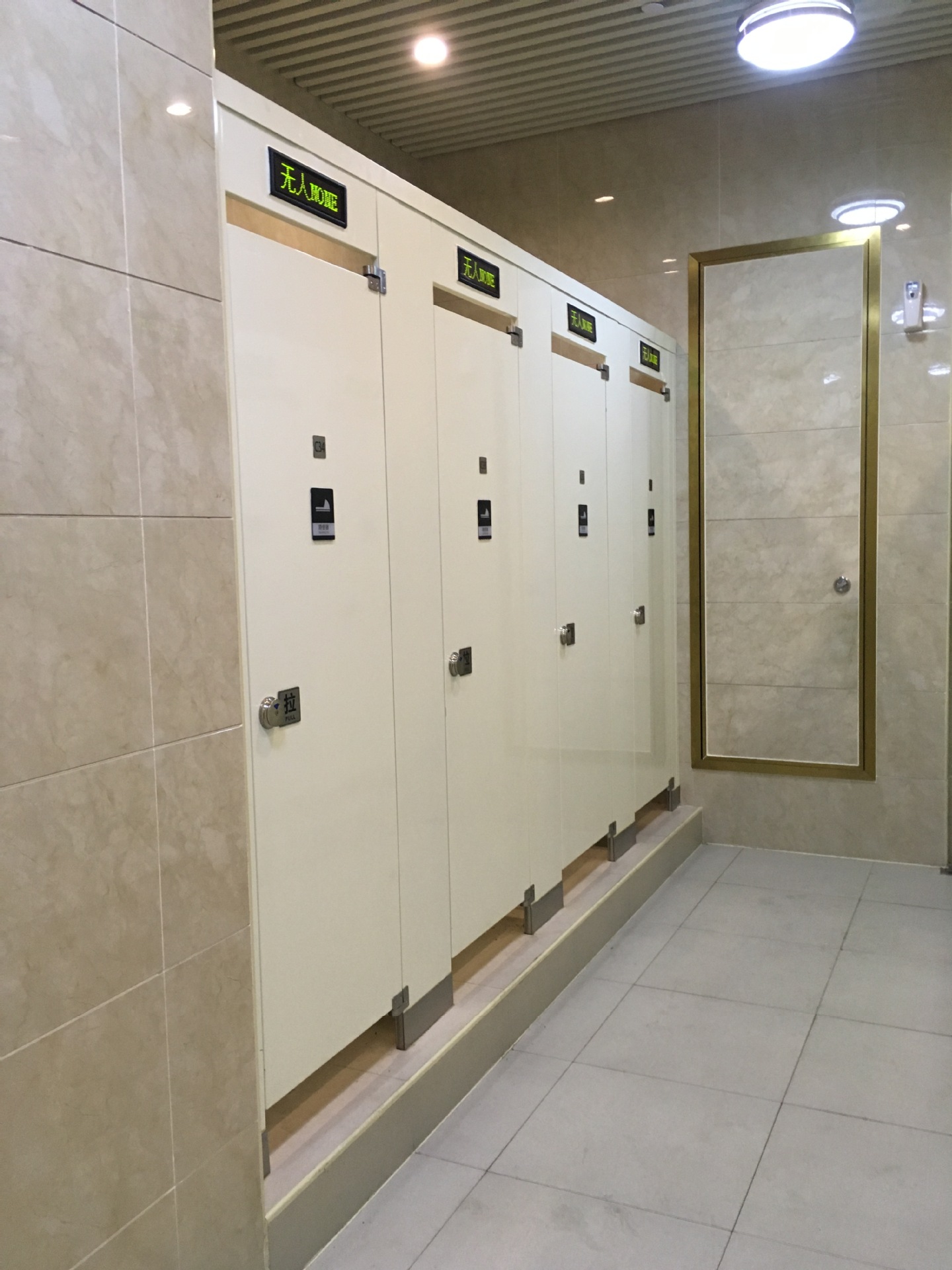 上海虹桥火车站静电喷涂烤漆钢板隔断,板材采用宝钢镀锌钢板,白色光面