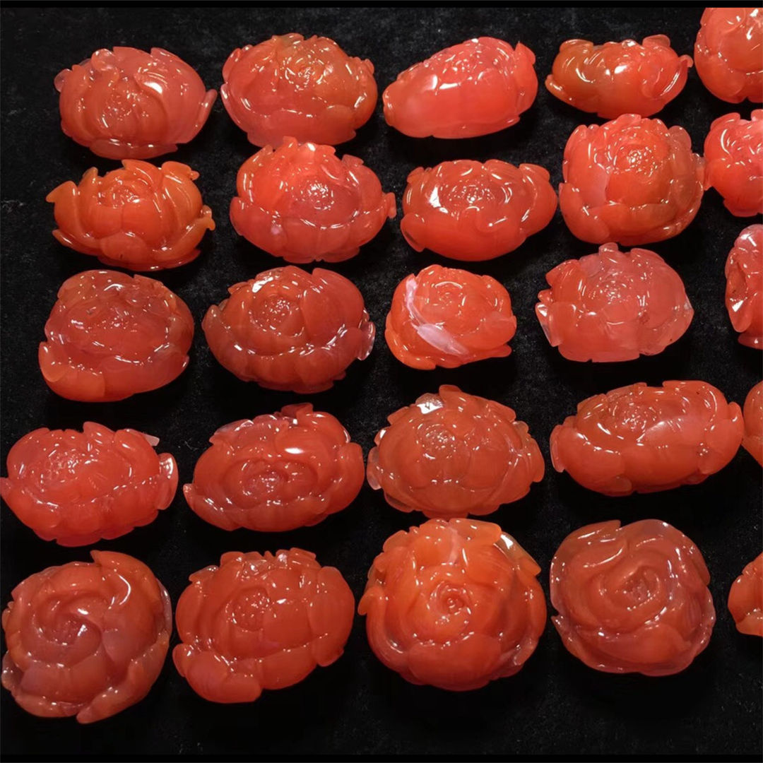 可塘珠宝厂家批发 南红玛瑙雕刻牡丹花吊坠 雕工精细 颜色鲜艳