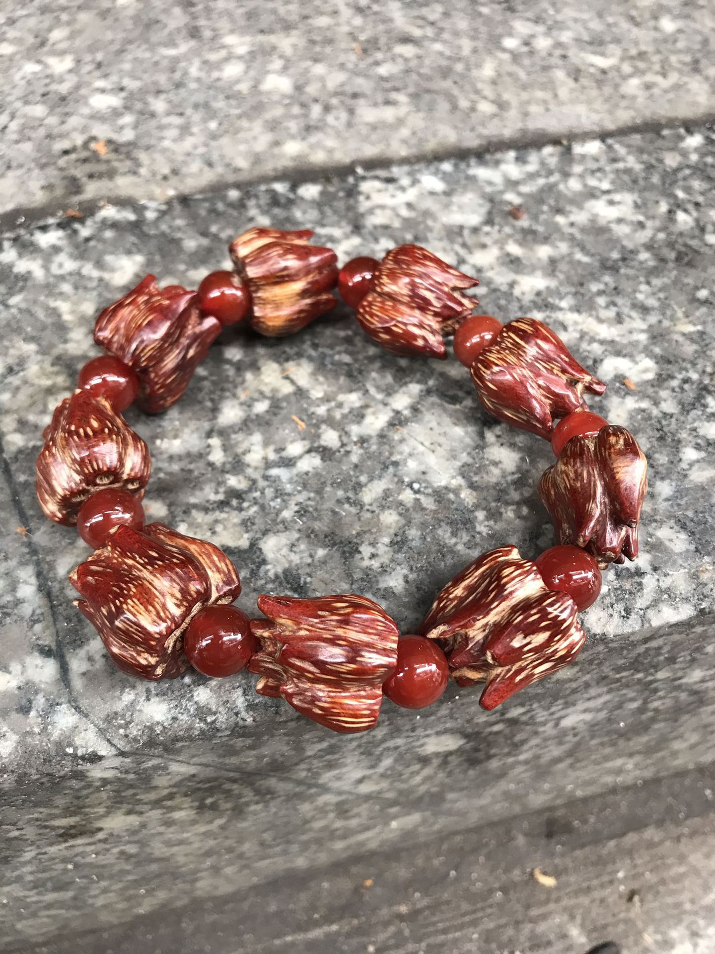 厂家供应滴血莲花菩提手串 滴血莲花菩提手串 纯手工滴血莲花