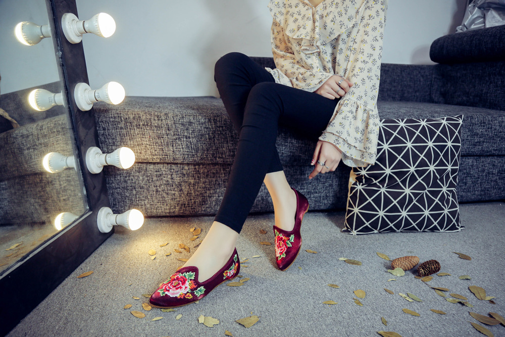 【端庄】牡丹花朵矮帮小坡跟低跟时尚尖头绣花布鞋 旗袍女鞋单鞋