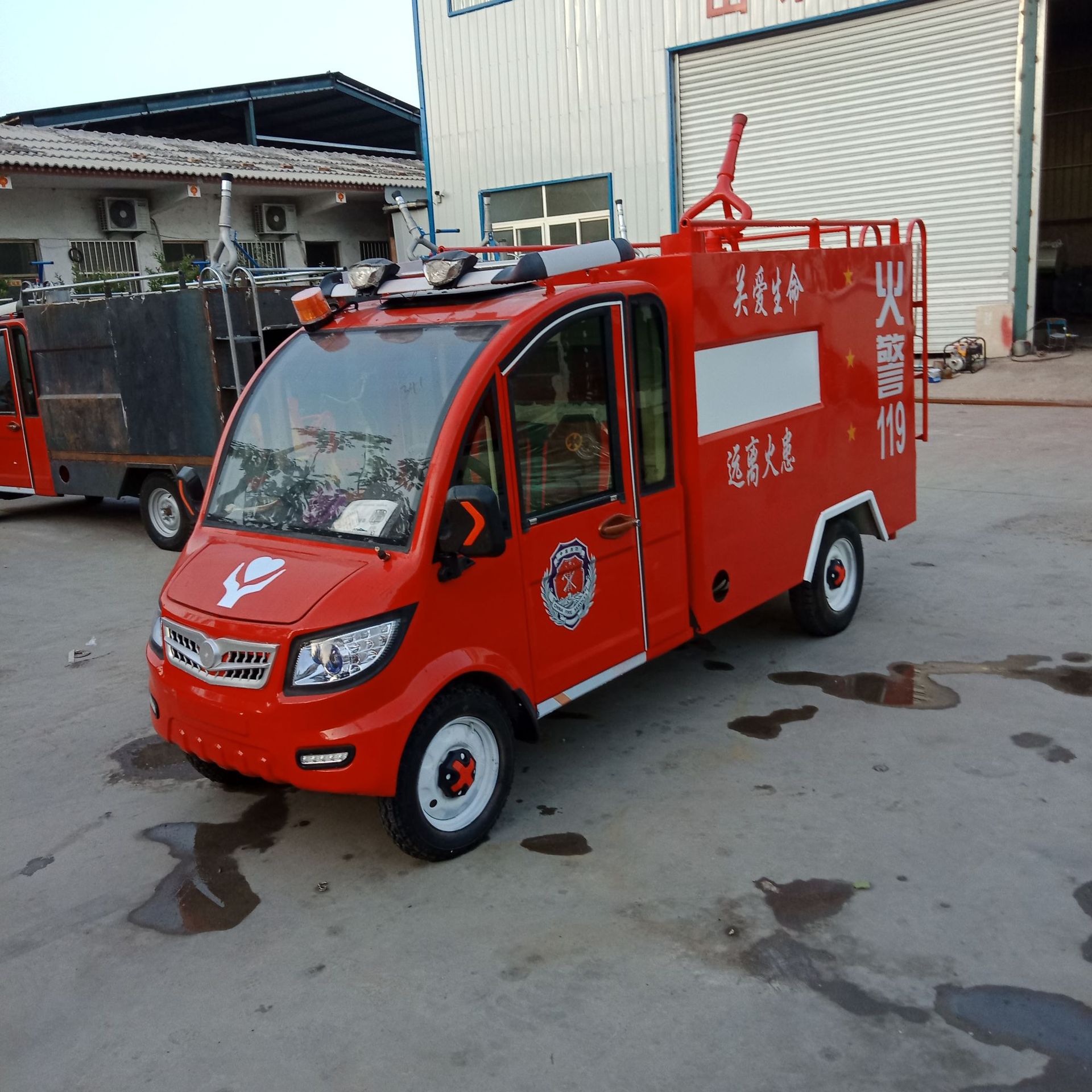 新款热销微型电动消防车 多功能四轮电动应急灭火小型水罐消防车