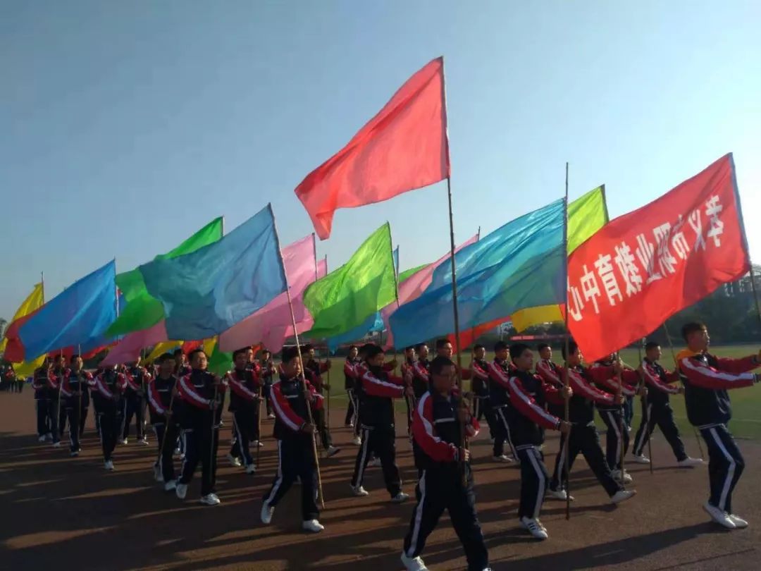 毕竟看见了自己班级里同学的团结,我们太极队的还参加了运动会的开幕