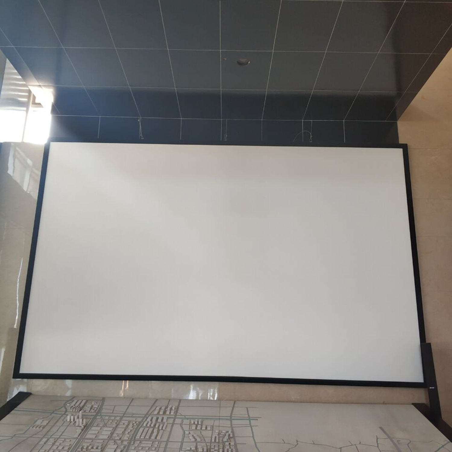 高清弹性黑白投影幕布用于遥控升降白幕商教家用幕布图像清新自然