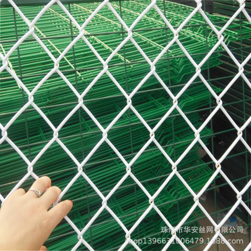 机场包胶勾花网护栏 菱形钢丝网篮球场围栏 笼式球场围网安全防护