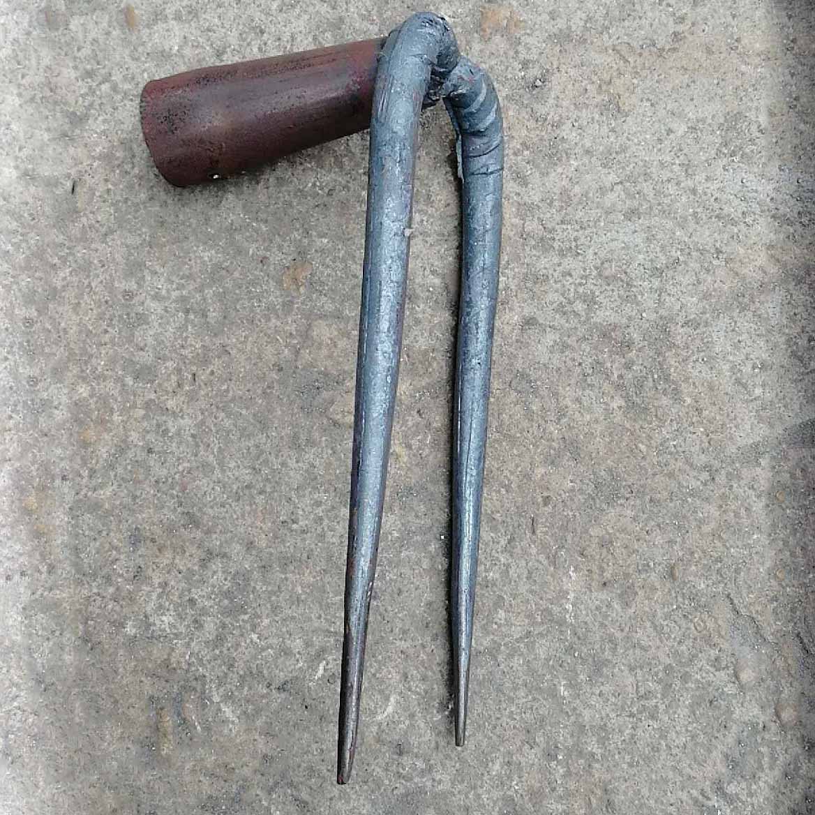 批发农用耙子二齿耙尖头钉耙1.1斤手工锻打铁耙耙头挖地耙挖土耙