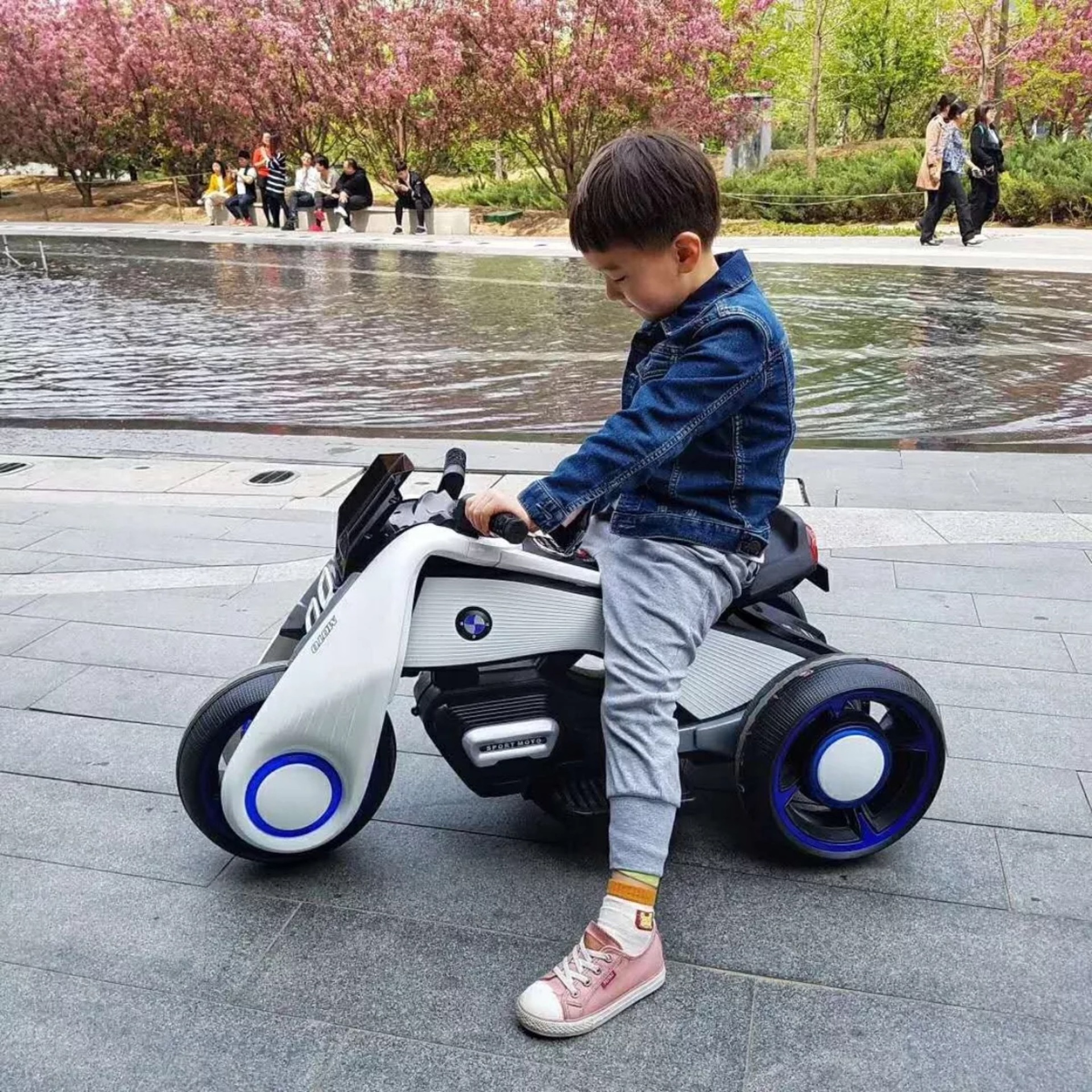 贝多奇新款小飓风儿童二轮三轮电动摩托车坐可骑3-8岁宝宝玩具车