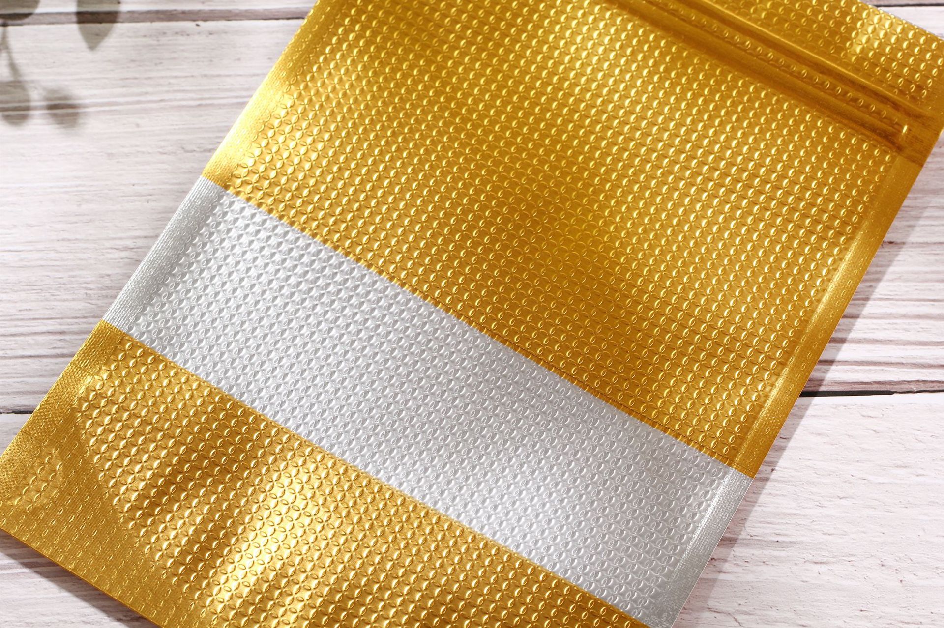 现货金色压纹铝箔袋开窗自立自封袋镀铝拉骨袋零食干果食品包装袋