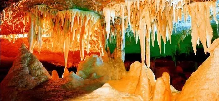 dash;"寒武系"鲁山山脉地下岩溶下寒武岩层断裂带,流动的活性深层泉水