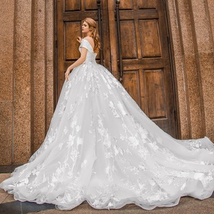 豪华长拖尾婚纱