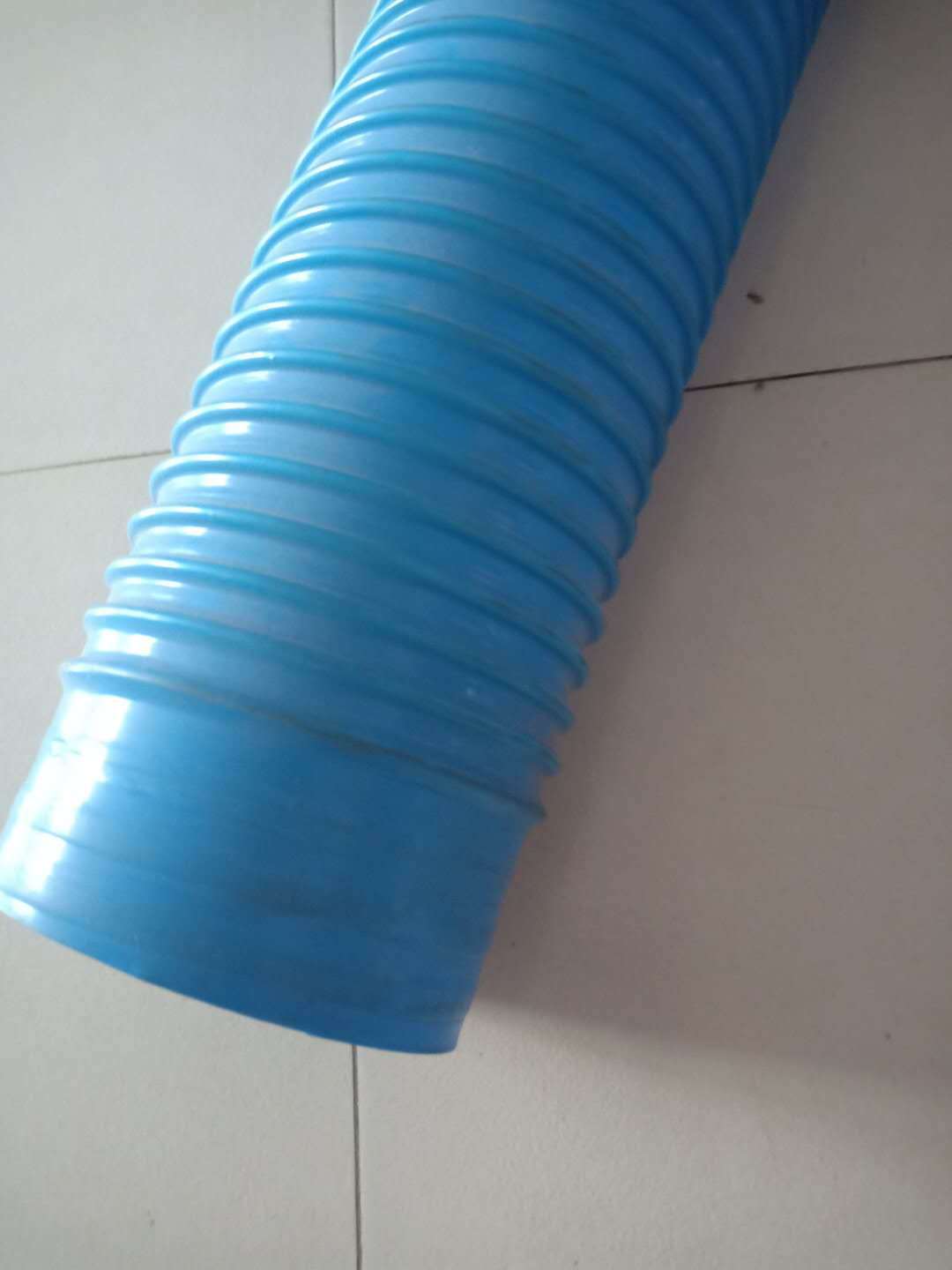 pvc塑筋螺纹管采用pvc膜在弹性塑料筋上缠绕而成,内敷防腐蚀膜.