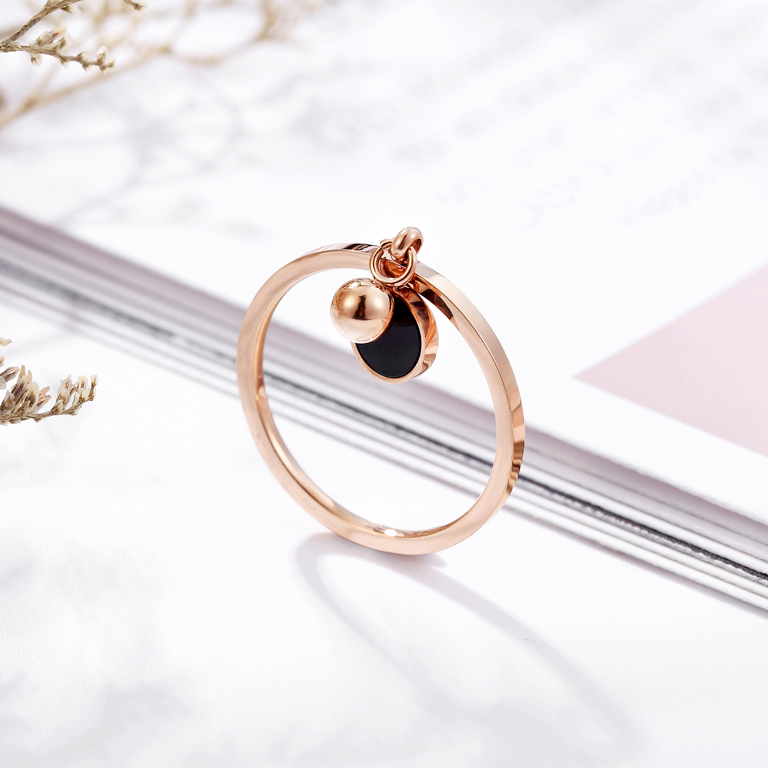韩版钛钢电镀18k玫瑰金铃铛带圆女戒指时尚潮流个性黑色贝壳戒指
