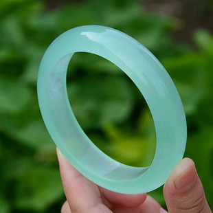 淡绿色翡翠手镯