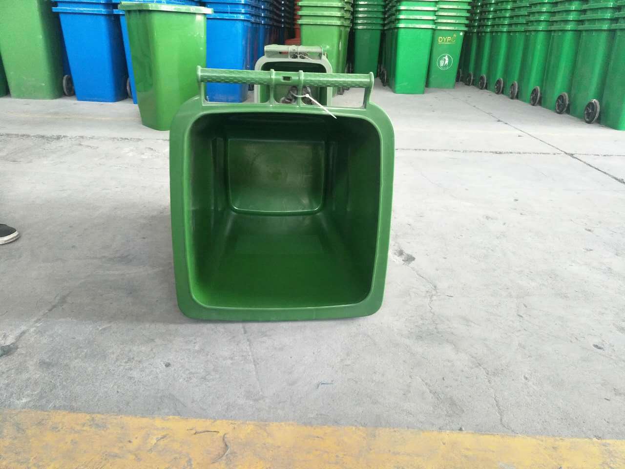 厂家直销100l户外环卫车垃圾桶户外小区大型环保挂车塑料垃圾桶