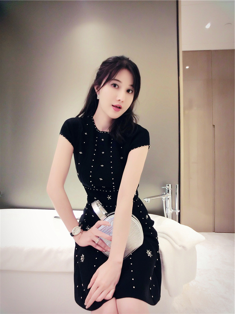 刘美人裙子女夏2018新款后背v领高腰套头中裙黑色钉珠针织连衣裙