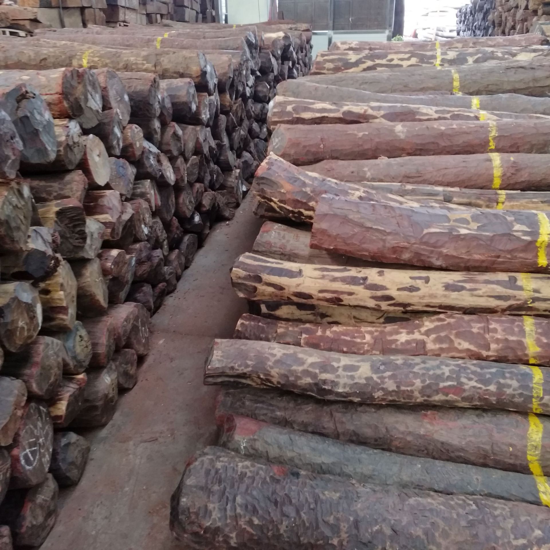 非洲所出产的紫檀属木材中的几种颜色较深,为紫红色或褐色,在我国国内