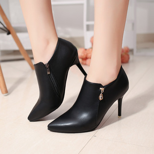 2018秋新冬款时尚侧拉链女皮靴欧美尖头显廋高跟鞋水钻细跟短靴女