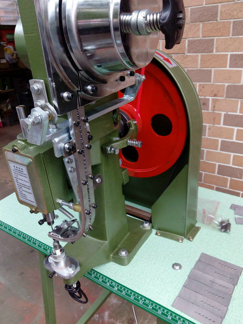 专业制造鸡眼机铆接机 箱包铝箱专用铆钉机 鞋盒塑料扣鸡眼机