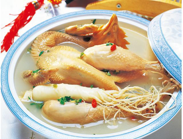 "关东有三宝,人参貂皮鹿茸角",其中人参居"三宝"之首,素有"百草之王"