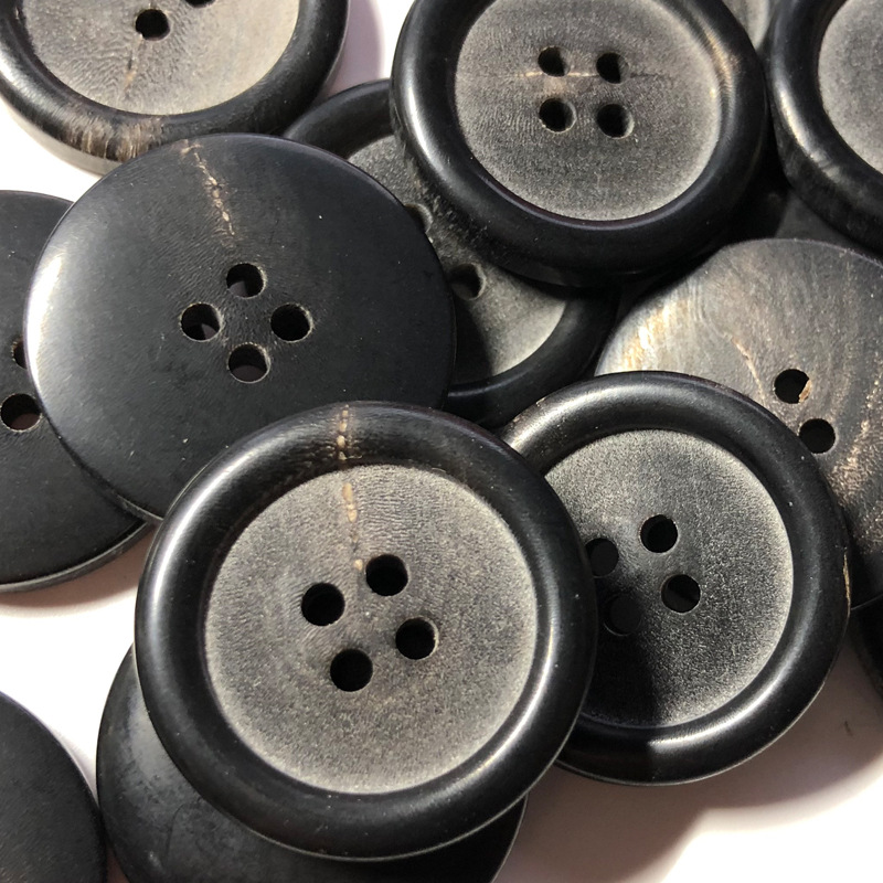 25mm磨砂面四眼真牛角扣中圆边四眼大衣风衣黑牛角纽扣可拿样