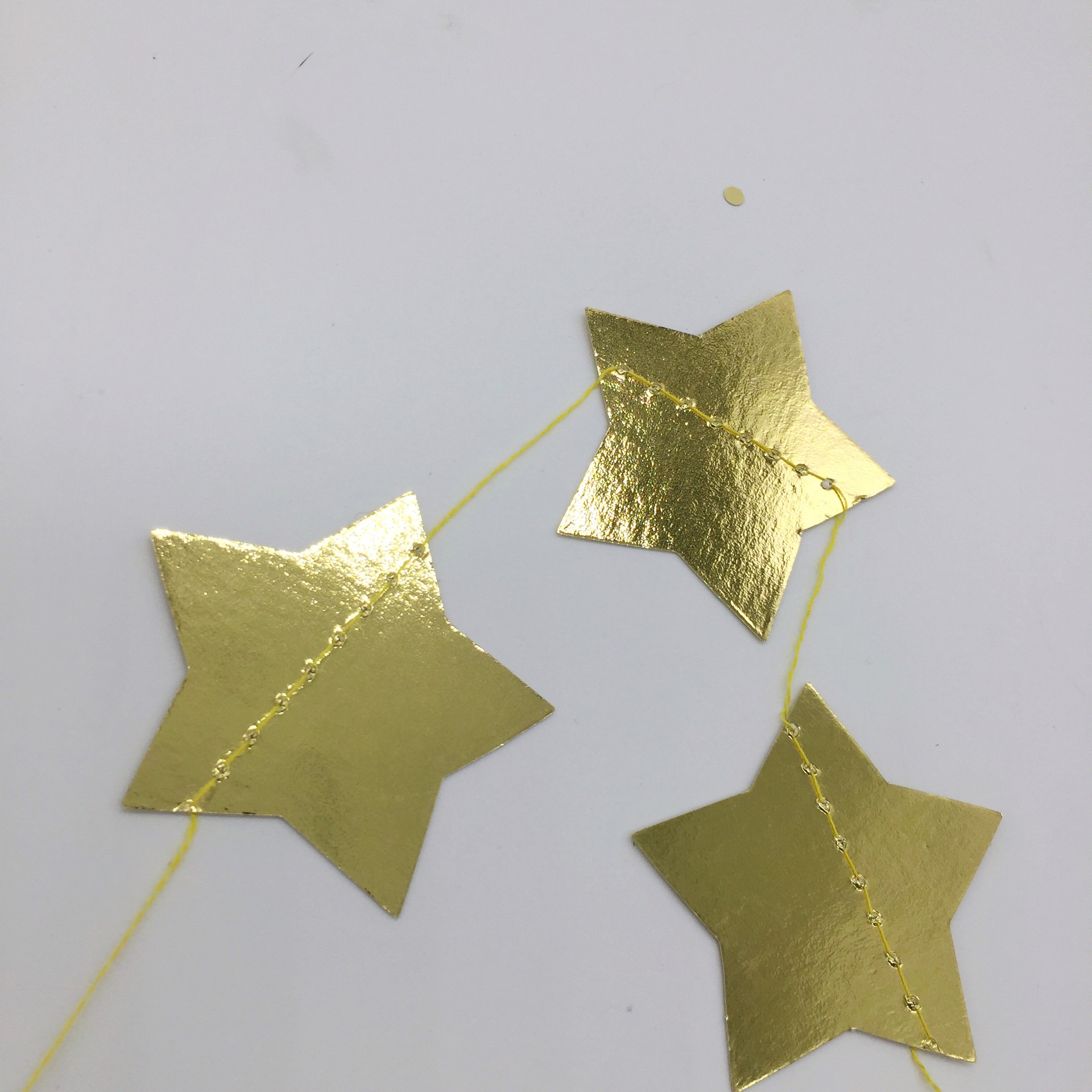 供应5*5cm双面金卡五角星小旗串 异形金色派对装饰迷你吊串