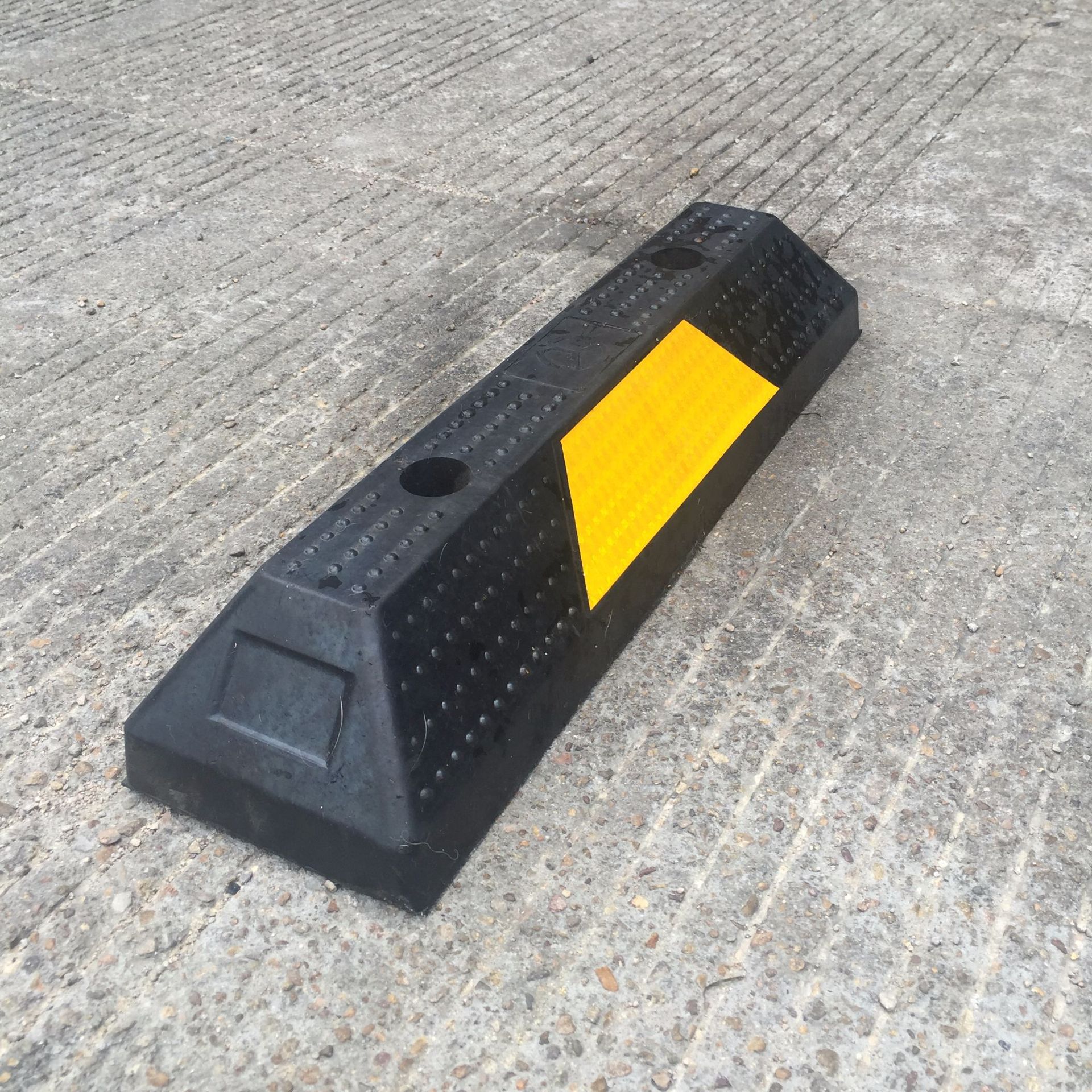 优质橡胶实心定位器 车轮挡车器器停车场倒车止退器 停车定位器