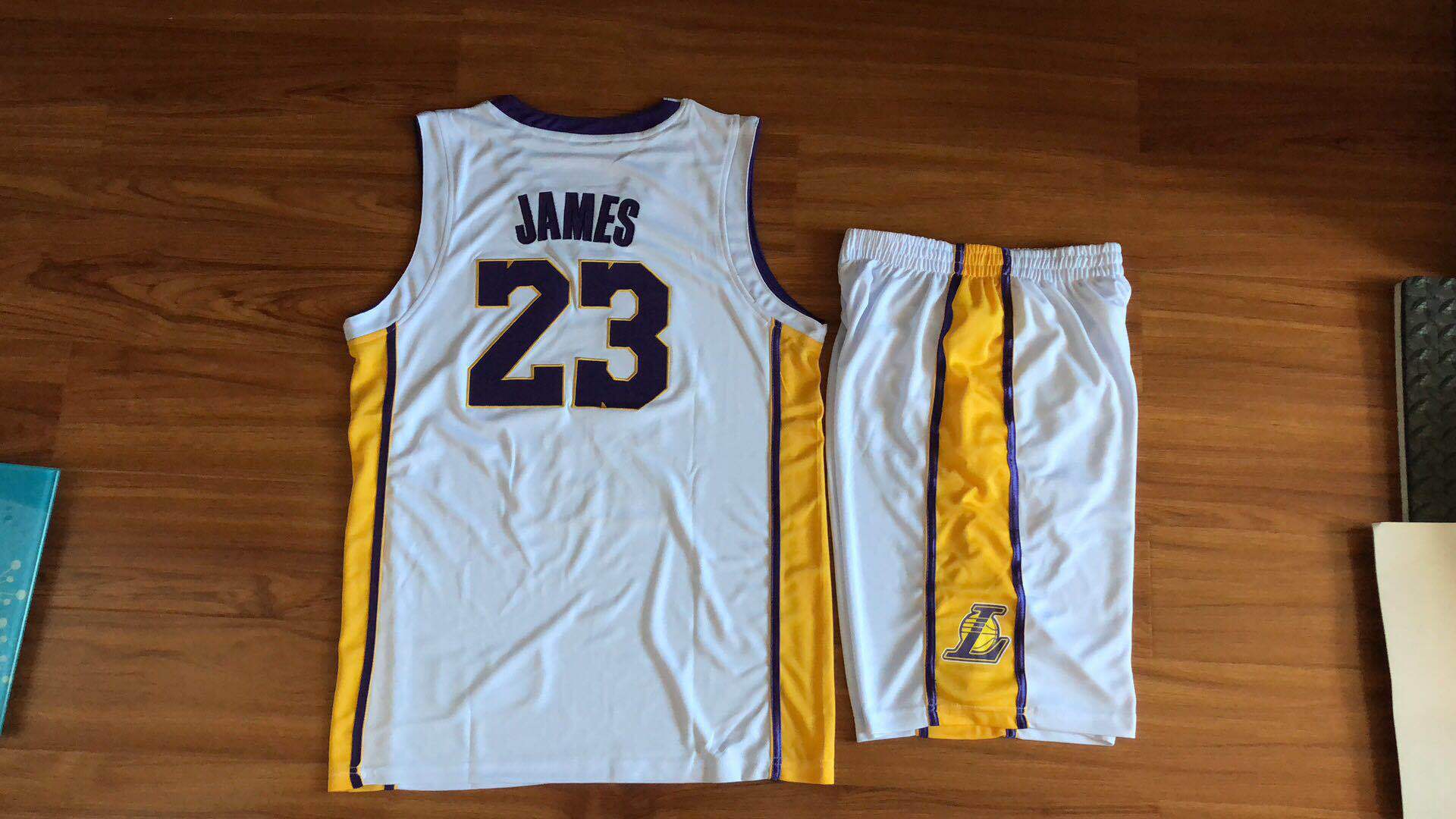 湖人队23号詹姆斯球衣男款透气吸汗刺绣篮球服套装白紫黄色批发