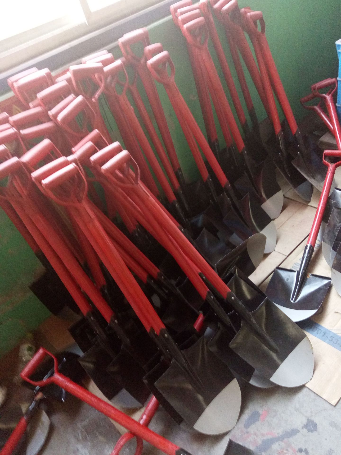 厂价供应消防锹 消防铲 消防工具 消防腰斧 木柄锹掀 消防桶