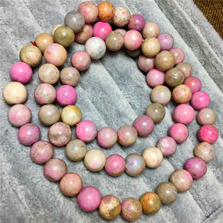 珊瑚玉化石又名菊花玉,是经历数亿年的地壳运动,地