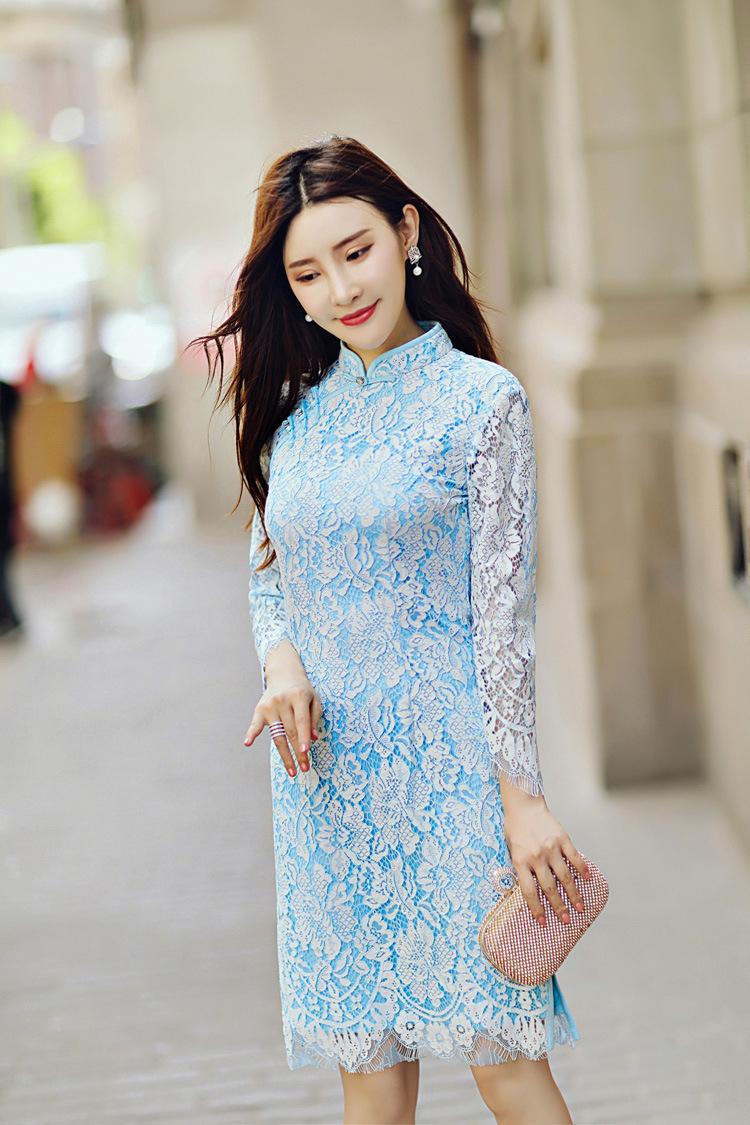 旗袍左右侧开叉包单色边,下摆定位睫毛花.