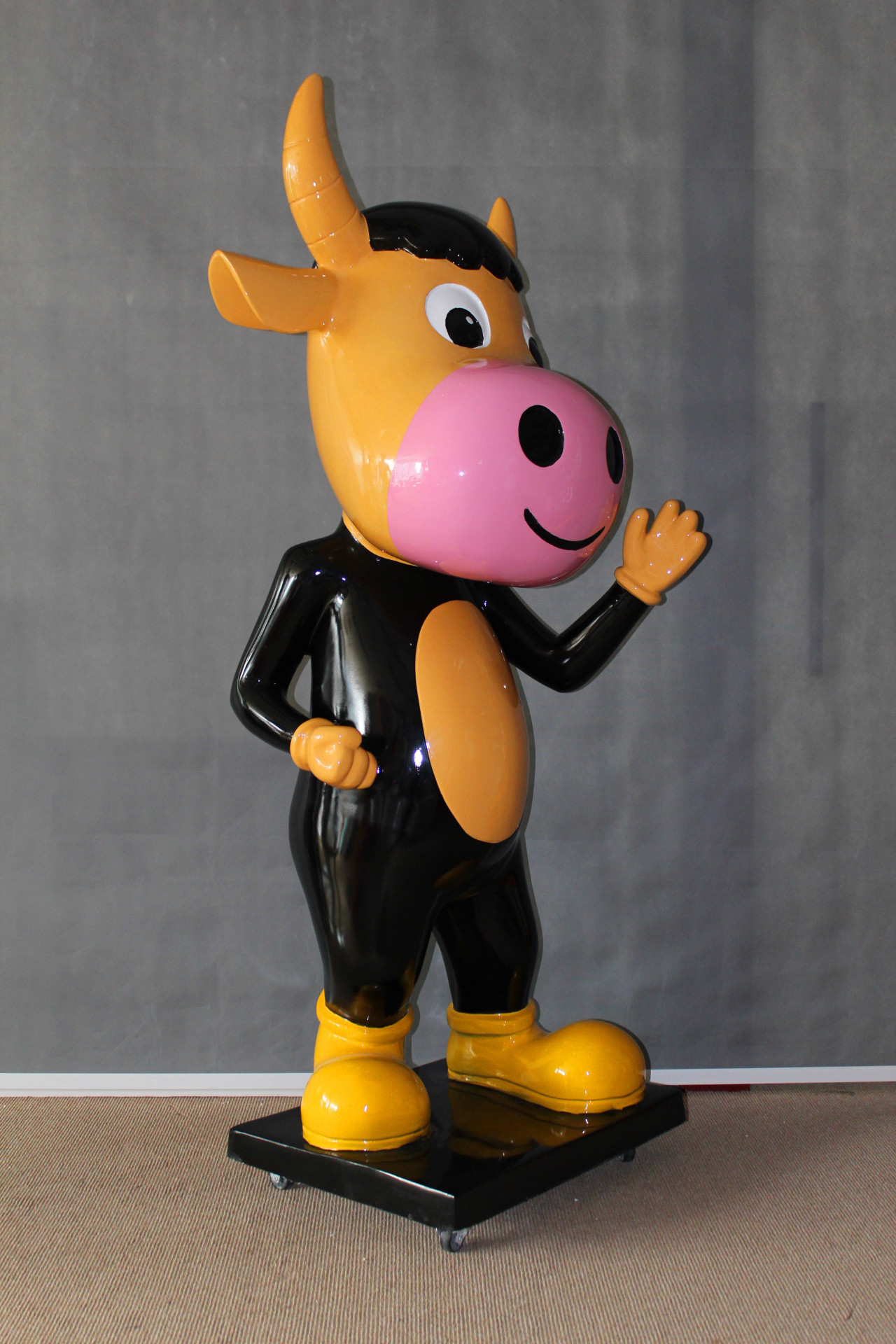 定制玻璃钢卡通雕塑商场餐厅店铺迎宾摆件树脂彩绘动物功夫牛公仔