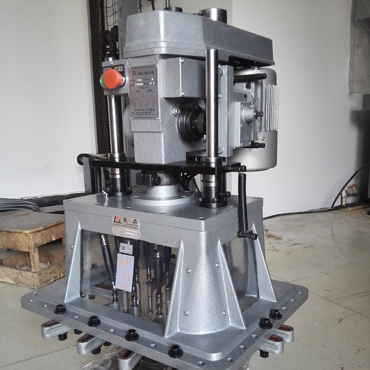 可调式多轴器,市场上大部分型号的台钻均可安装,可让一台普通的台钻