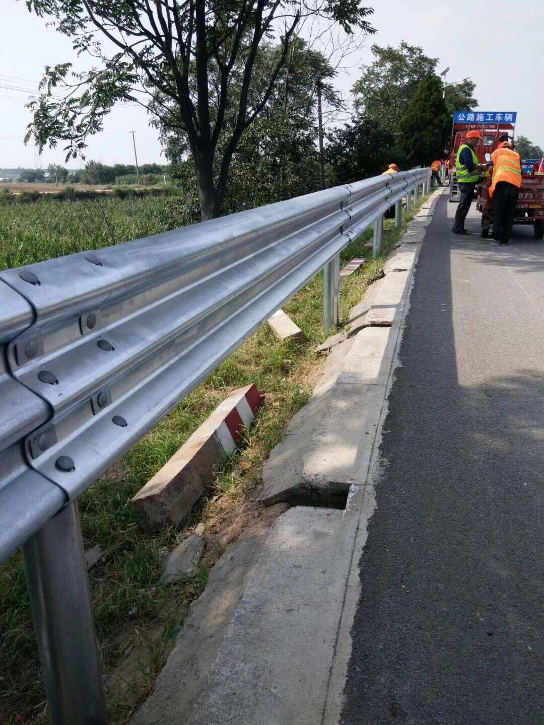 促销定制现货镀锌喷塑道路护栏板公路双波防撞栏高速