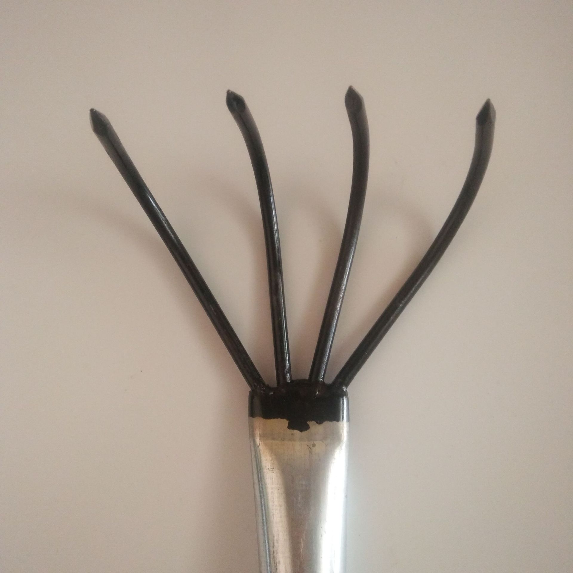 皮套头_临沂批发 农用园林四齿长32黑漆红小抓钩花生抓钩锄把头 - 阿