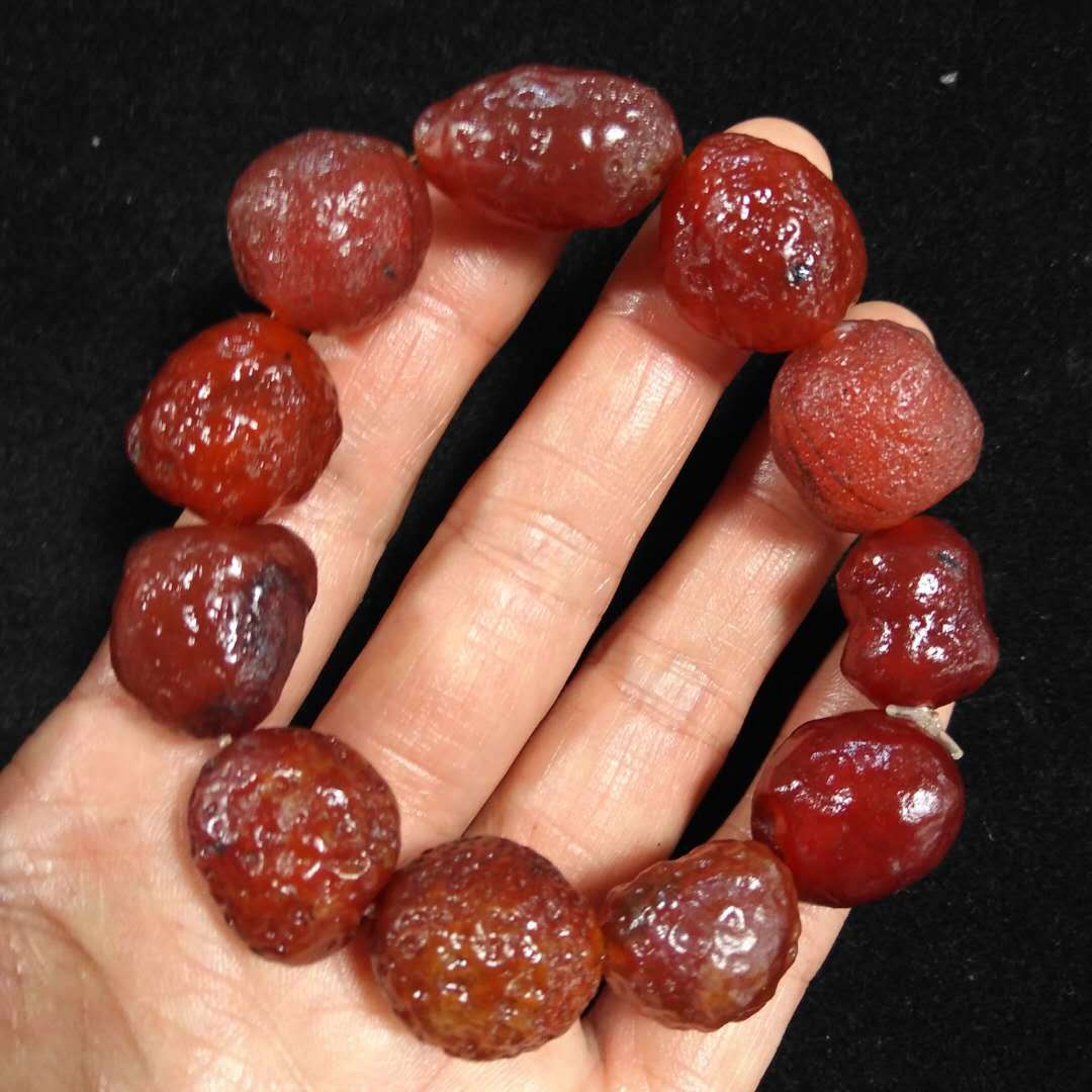 厂价供应新疆阿拉善戈壁料筋脉石玛瑙手串 深红色糖心玛瑙手串