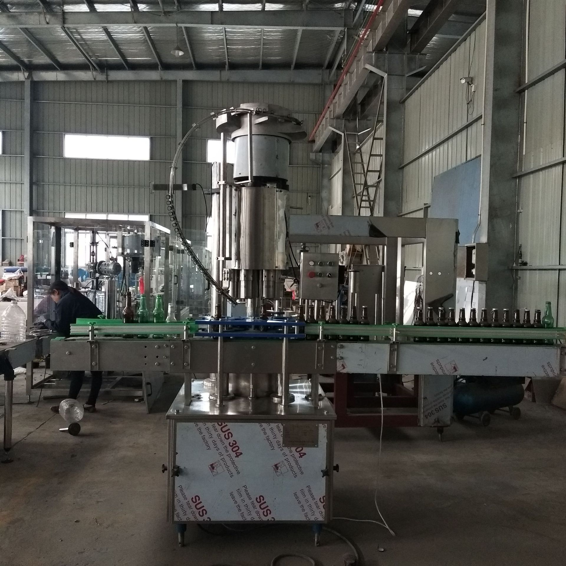 张家港啤酒瓶封口机 厂家直销易拉盖啤酒瓶封口机 高速封口机