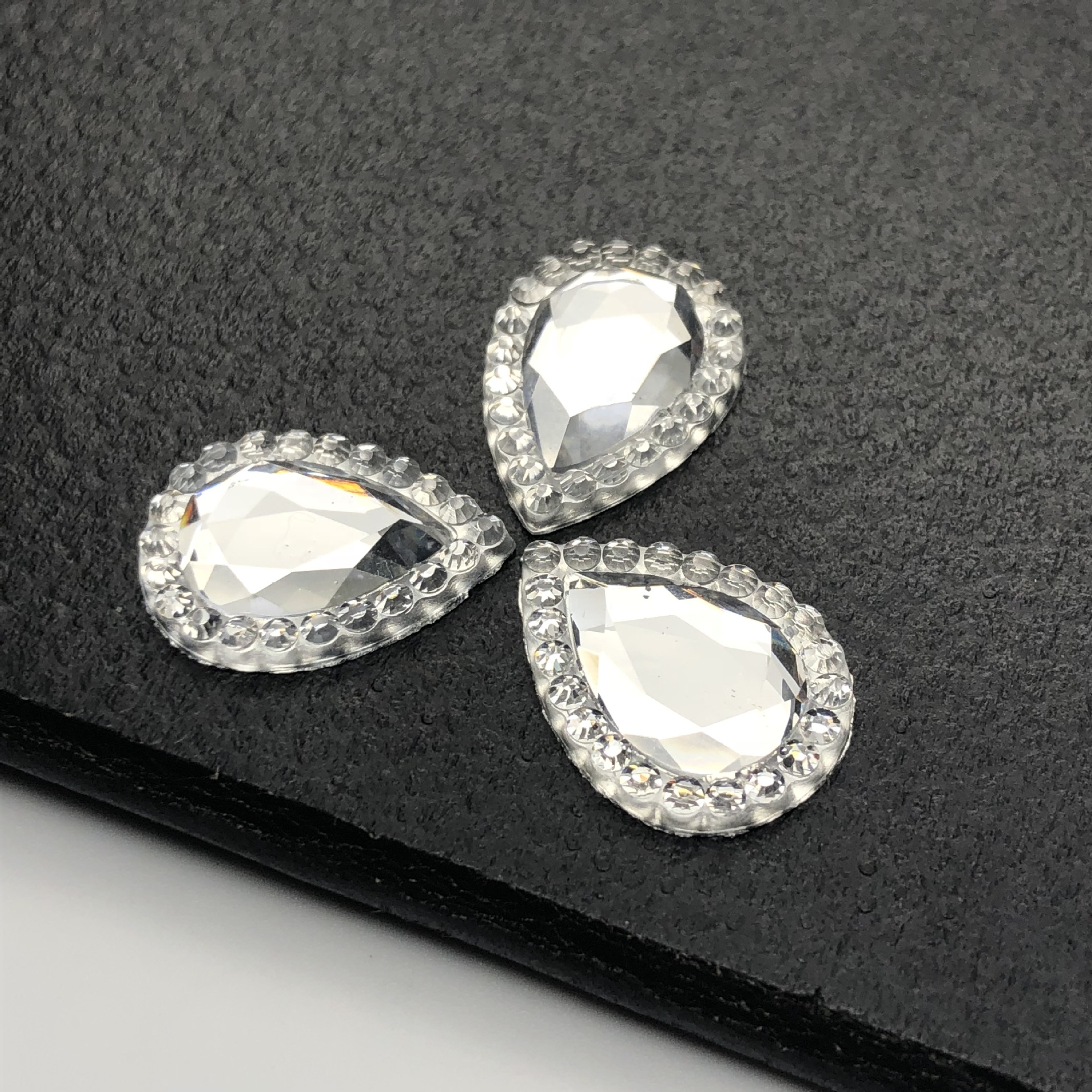 厂家批发环保树脂钻平底镶钻水滴13*18镀底服装箱包配饰材料