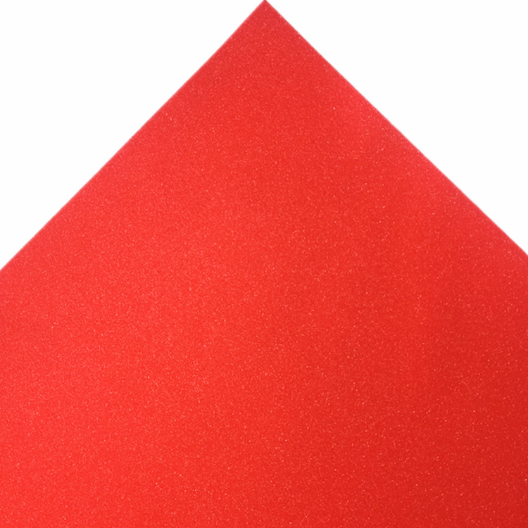 2,在玻璃表面喷上少量含洗涤剂的水 3,用美纹纸粘在两面分离窗花膜与