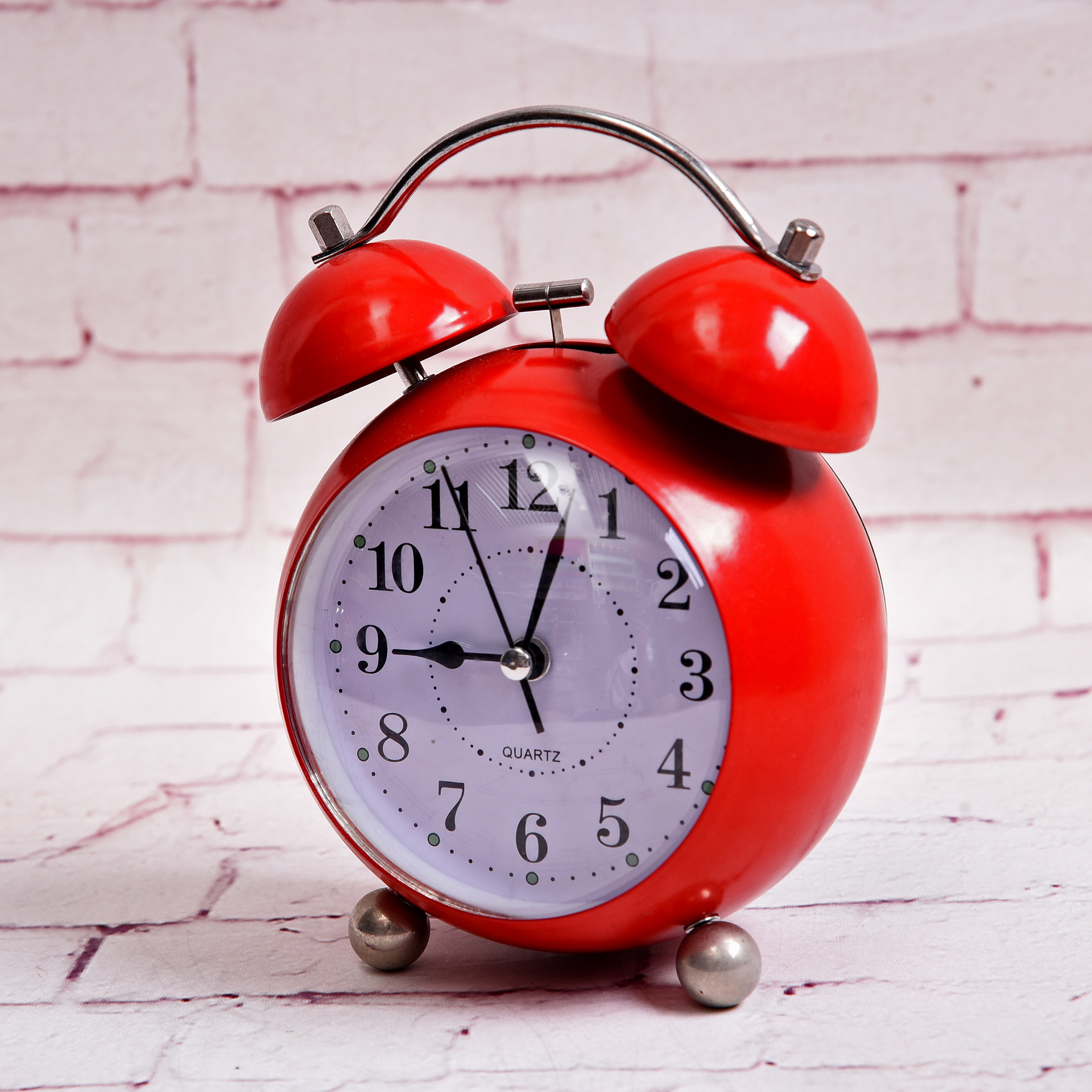 创意圆耳造型闹钟 凸面玻璃镜面桌面座钟爱仕达 静音走时钟表