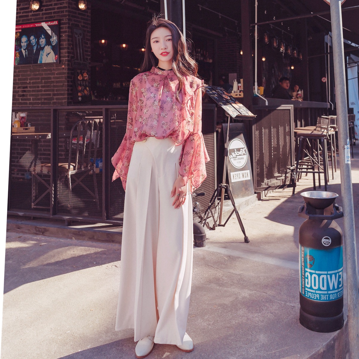 配白色雪纺衫出镜,高级又减龄