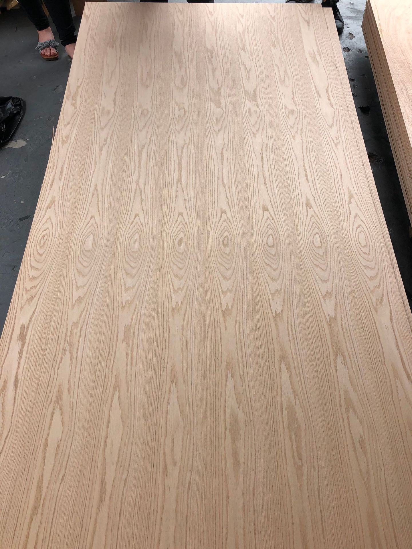 厂家直销天然红橡山纹木皮家具橱柜墙身贴面板木饰面加工木皮批发