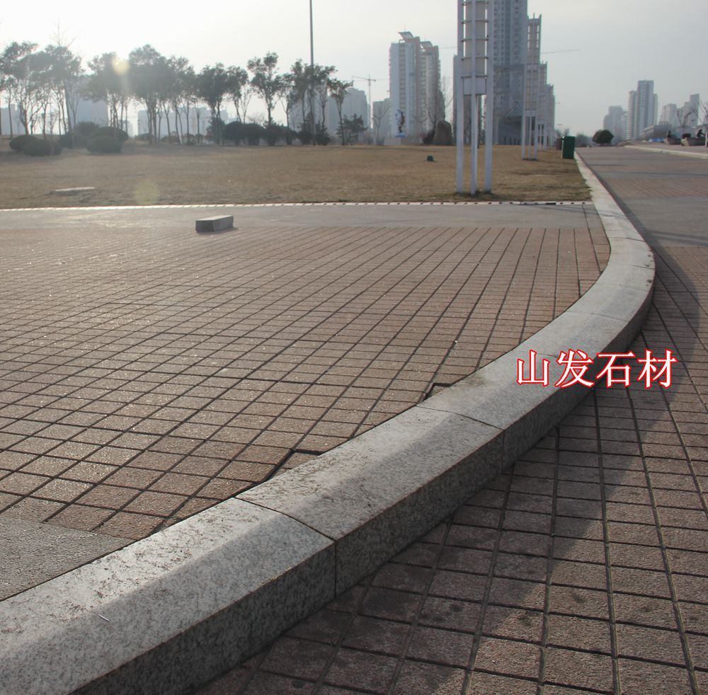 浅灰麻花岗岩道牙石价格便宜 青石路沿石多少钱一米 灰色路牙子砖