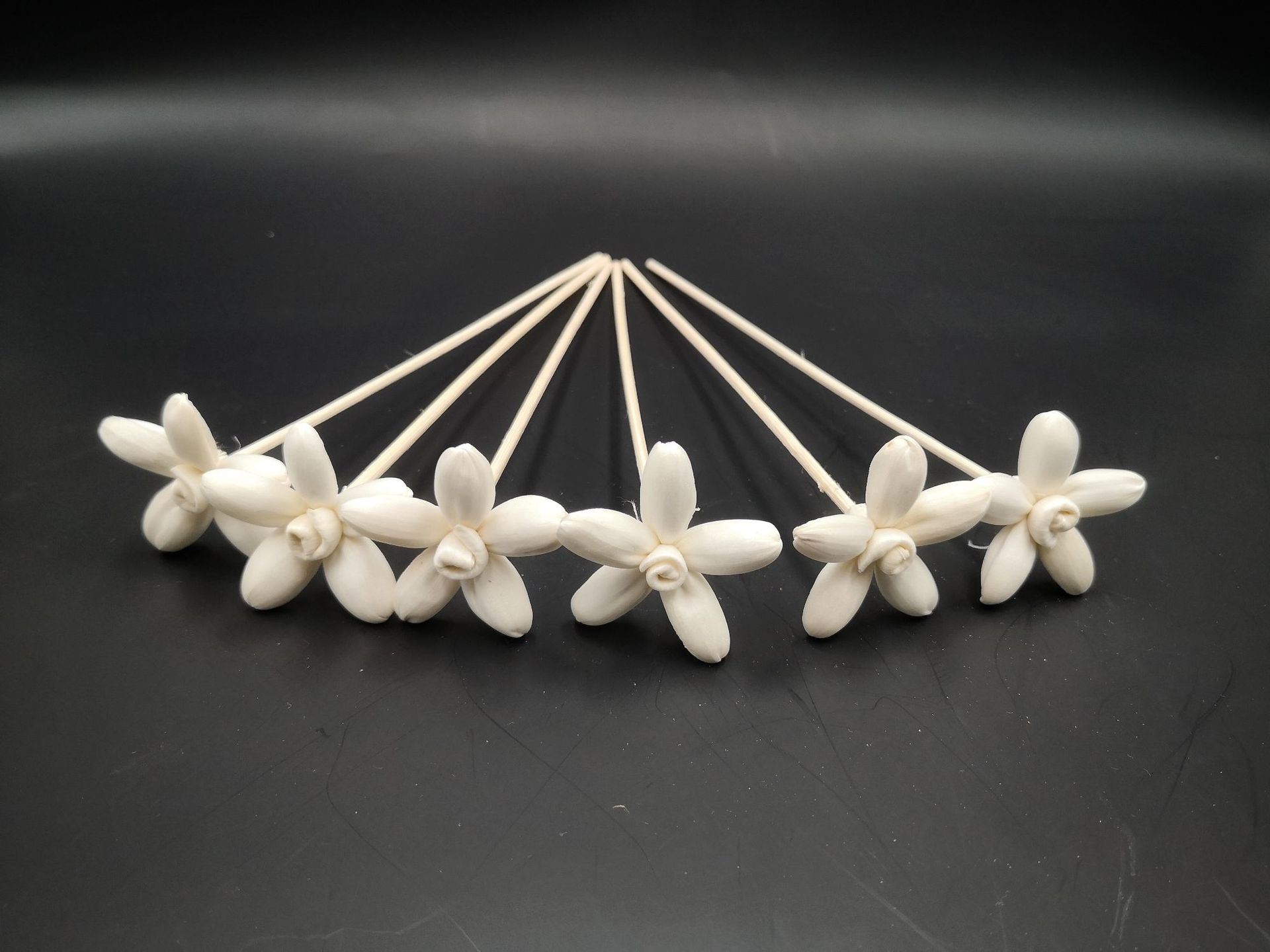 通草花采用的通草片材料,是将通草的内茎趁湿时取出,截成段,理直晒干