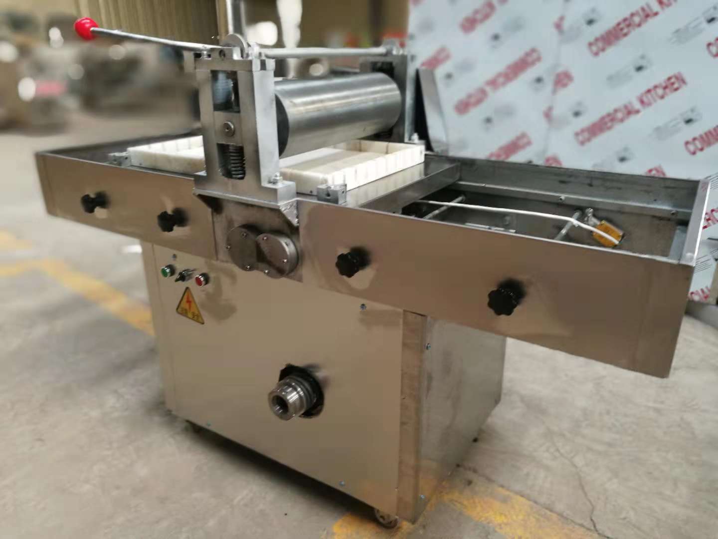 供应鸡蛋酥花生糖酥米花糖立式单辊来回压往复式压块机