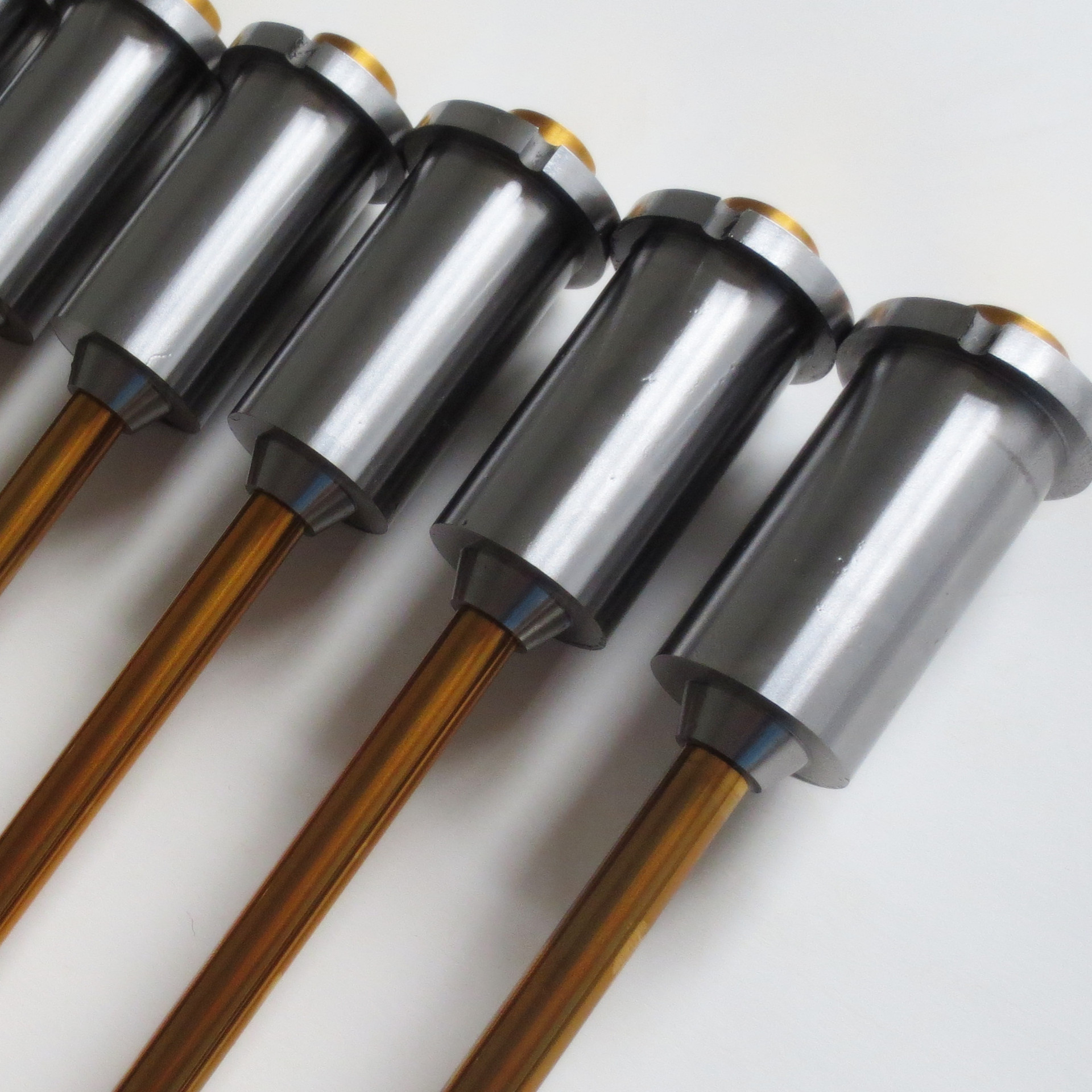 比盘起(punch)更精密的热流道系统阀套阀芯导套阀针弯头pin