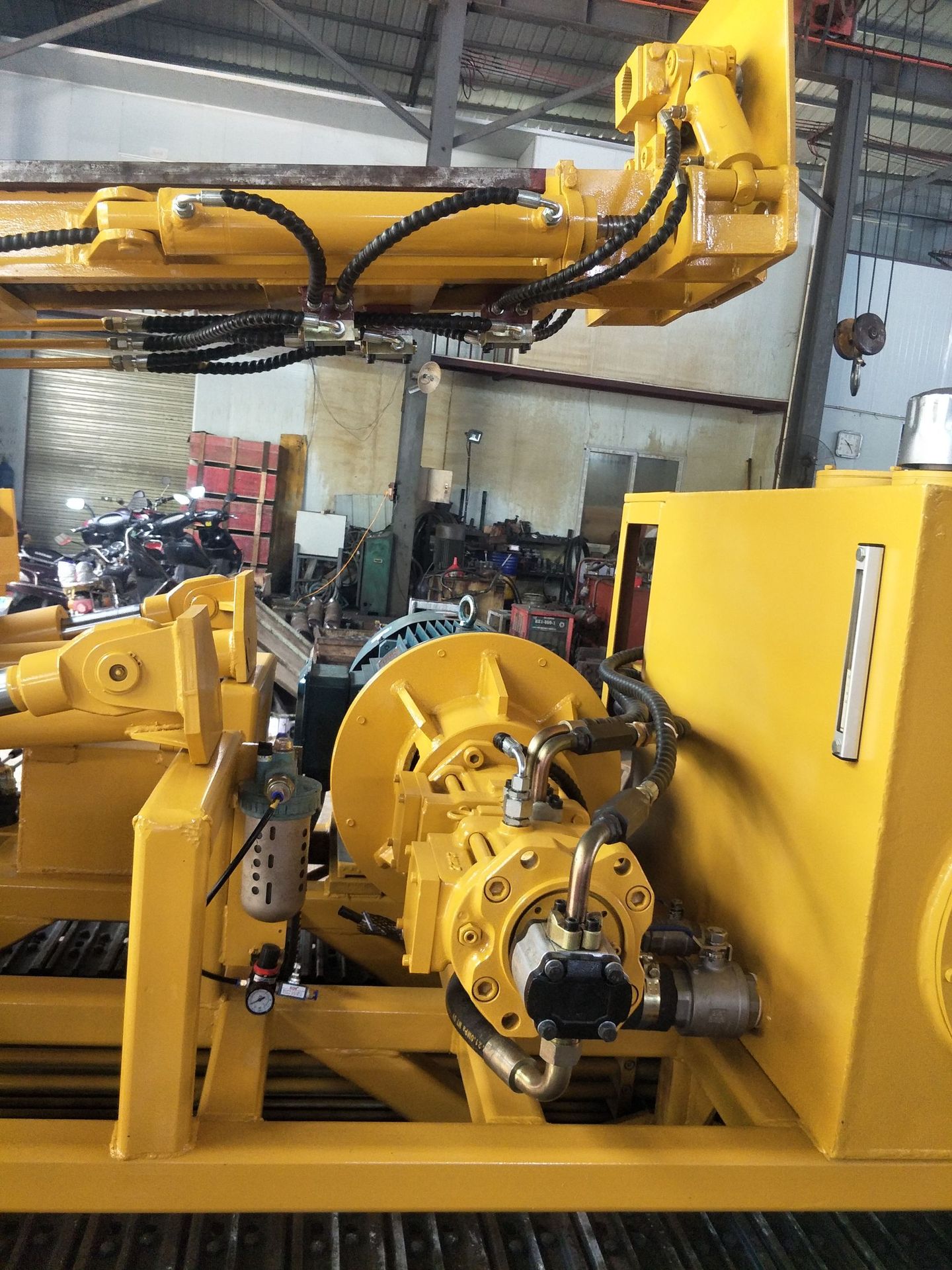 zgl800c中深孔钻机有四个伸缩支撑,定车稳定性好,能270度旋转