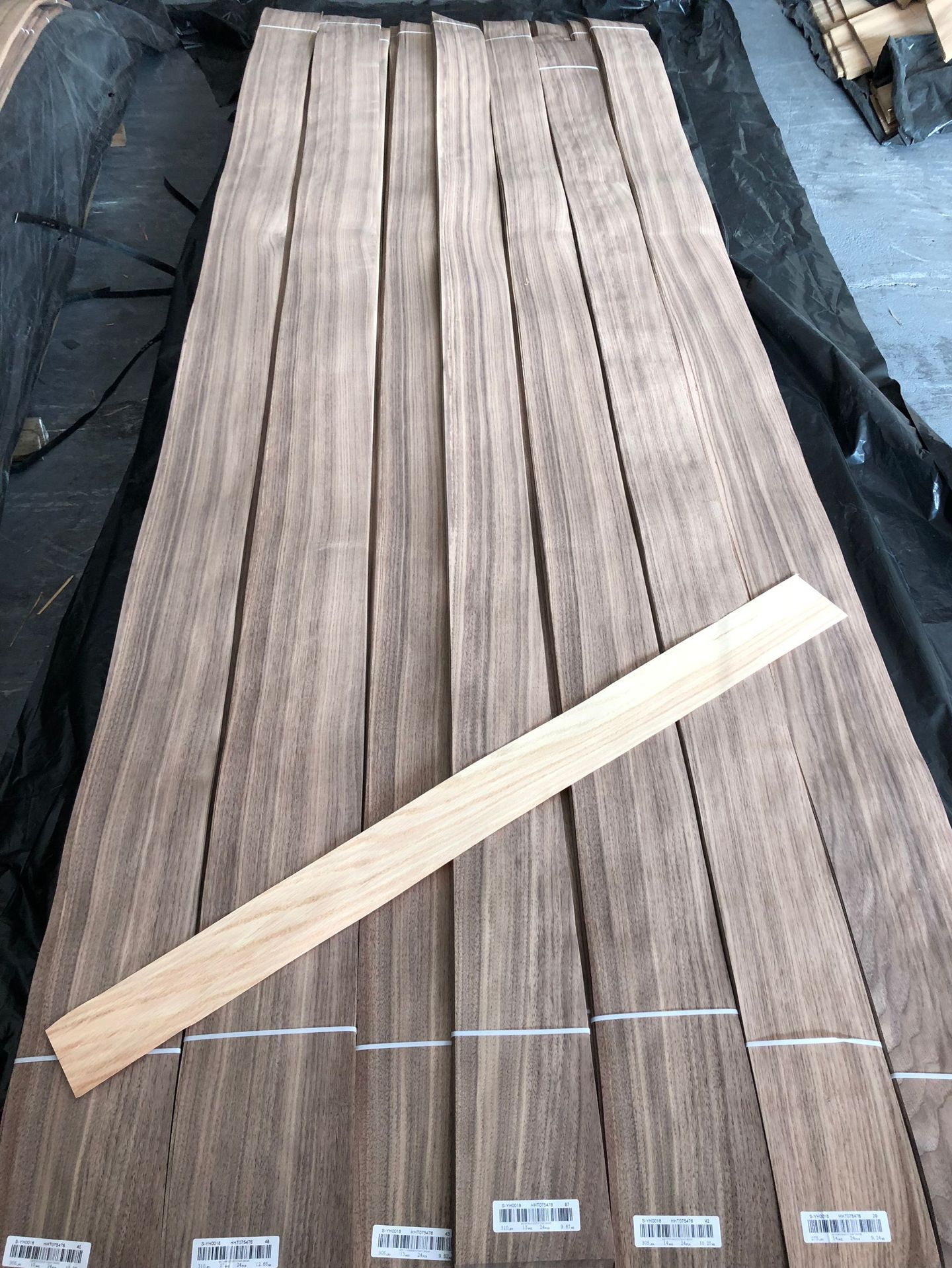 黑胡桃直纹木皮_厂家美国黑胡桃直纹木皮酒店饰面家具橱柜墙身贴面